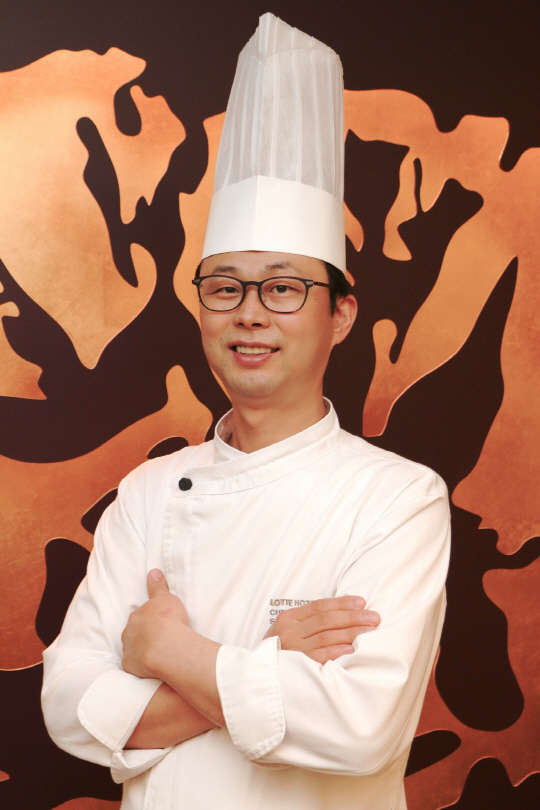 롯데호텔부산(www.lottehotel.com/busan) 한식당 무궁화는 10월 31일까지 '서승수 셰프의 사모가' 특선 코스를 선보인다. 서승수 셰프는 지난 1988년부터 27년간 조리 경력을 쌓은 배태랑 한식 셰프로, 롯데호텔부산이 개관한 1997년 부산에 내려와 지금까지 호텔의 한식당에서 정갈하면서도 조화로운 한식 메뉴를 선보여 왔다.  롯데호텔부산 제공